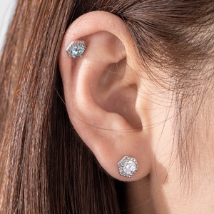 Boucles d'oreilles hexagonales en argent avec zircons clairs et bleu clair étincelants