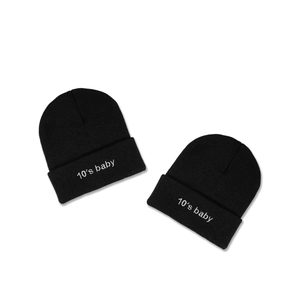 Lot de deux bonnets en maille noire avec broderie blanche 10's baby et revers classique