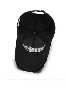 Vue intérieure d'une casquette de baseball en denim noir vieilli avec étiquette et coutures