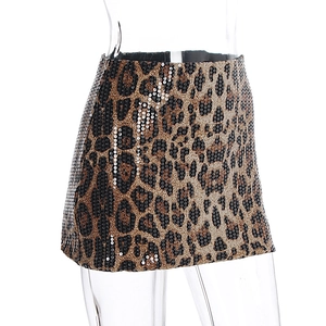 Dettaglio di una minigonna a vita alta con stampa leopardata e paillettes scintillanti