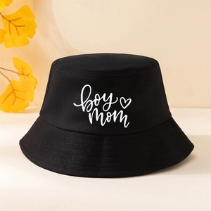 Détail d'un chapeau bob noir en coton avec imprimé Boy mom et motif de cœur