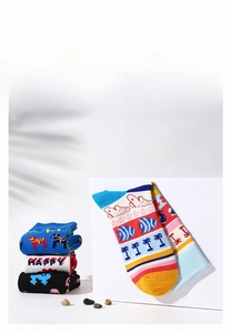 Détail de chaussettes mi-hautes avec des motifs de chevaux, de cœurs et de mer