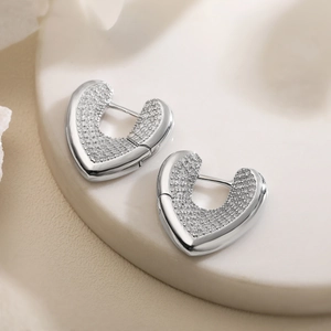 Elegant gefertigte Herz-Ohrringe in Silber mit funkelndem Zirkonia-Pavé-Besatz