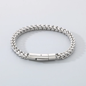Dettaglio del bracciale a catena a spiga da 6 mm in acciaio con chiusura a molla