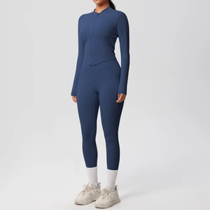 Détail de l'ensemble de yoga bleu marine avec haut zippé manches longues et legging taille haute