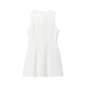 Vue détaillée de la mini robe trapèze blanche sans manches avec col rond épuré
