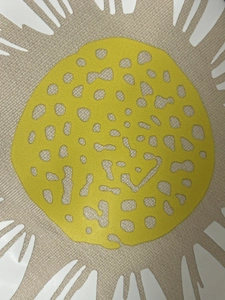 Dettaglio della stampa a girasole giallo su tessuto beige per t-shirt da donna