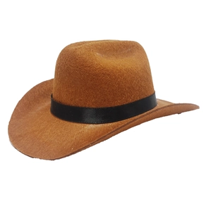 Makro-Detail eines braunen Filz-Cowboyhutes mit elegantem schwarzem Dekoband auf weißem Grund