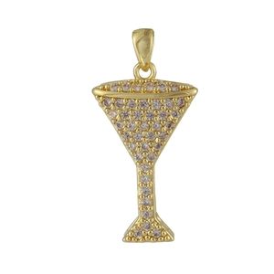 Détail d'un pendentif verre à cocktail doré serti de zircons blancs étincelants
