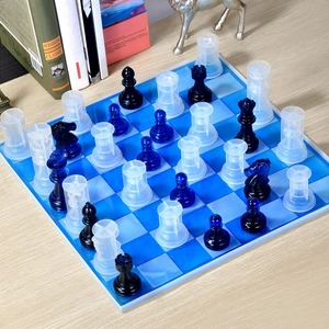 Jeu d'échecs 3D en résine avec pièces bleu et blanc sur plateau damier pour déco