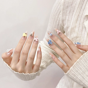 Faux ongles amande longs faits main avec roses 3D et décor de vase en porcelaine