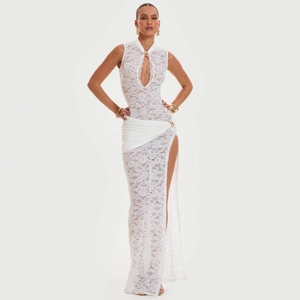 Sexy ärmelloses weißes Spitzenkleid mit hohem Schlitz und hohlem Ausschnitt für Damen