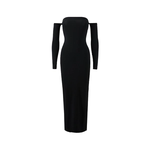 Détail de la robe moulante à épaules dénudées avec manches et fente latérale élégante