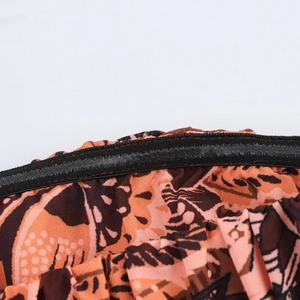 Détail de robe bustier ethnique avec bande de silicone antidérapante sur tissu imprimé orange