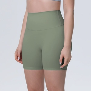 Détail du short de yoga taille haute vert sauge montrant le tissu élastique sans couture