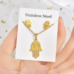Parure main de Fatma en acier inoxydable doré comprenant collier et boucles d'oreilles