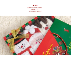 Weihnachtssocken aus Korallenvlies mit 3D-Elch und Schneemann in einer Geschenkbox