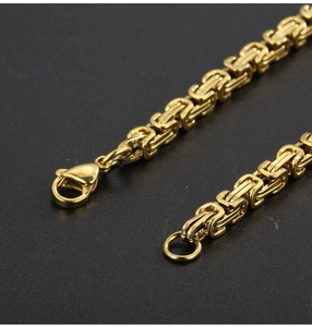 Nahaufnahme der 4mm goldenen Byzantiner-Kette mit Karabinerverschluss auf schwarzem Hintergrund