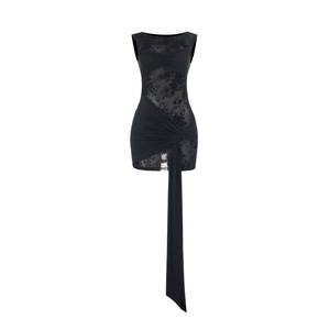 Détail de robe mini noire sans manches en dentelle avec ruban latéral et design froncé