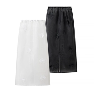 Jupes midi en organza avec appliques florales 3D en couleurs noir et blanc