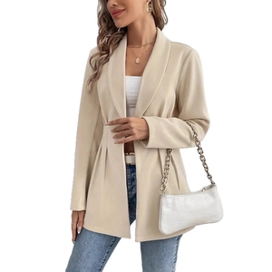 Détail du blazer beige cintré présentant des revers et une texture de tissu premium
