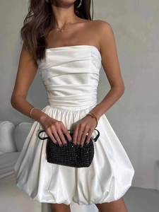 Witte strapless satijnen mini-jurk met geplooid bovenstuk en pofrok-silhouet voor dames