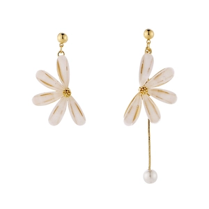 Asymmetrische lange Gänseblümchen-Ohrringe mit Goldkette und Perle auf weißem Hintergrund