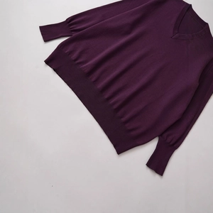 Maglione in maglia viola scuro con scollo a V e polsini a costine in stile flat lay