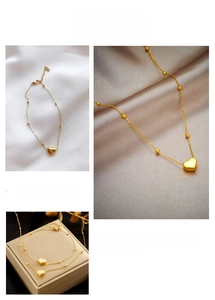 Détail de l'ensemble collier et bracelet cœur en or poli avec perles métalliques