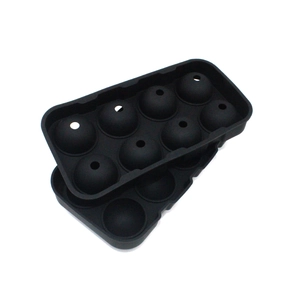 Schwarze Silikon-Eiswürfelform für 10 Kugeln auf reinem weißen Hintergrund