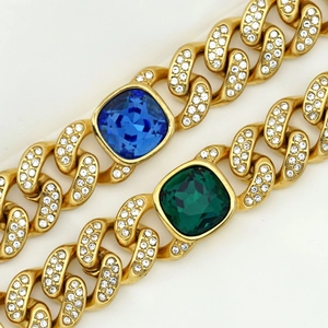 Colliers gourmettes dorés avec pierres précieuses carrées bleues et vertes