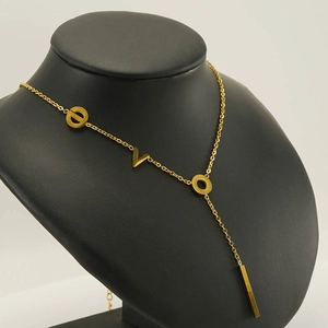 Détail du collier en Y en acier inoxydable plaqué or 18k avec pendentifs lettre LOVE