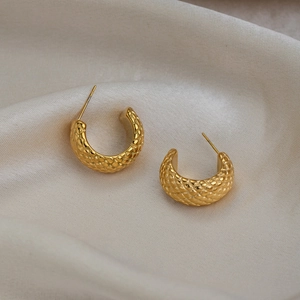 Orecchini a cerchio a C placcati oro 18K con trama a rombi su sfondo di tessuto