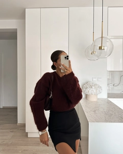 Vue détaillée du pull en maille bordeaux avec texture mohair pelucheuse et col rond côtelé