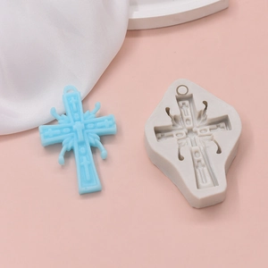 Vista macro dello stampo in silicone a croce e pezzo in resina per decorazioni fai-da-te