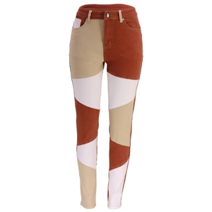 Dettaglio jeans patchwork a vita alta in cotone tricolore ruggine, kaki e bianco