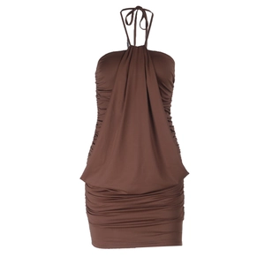 Dettaglio del mini abito marrone all'americana con eleganti increspature e drappeggi