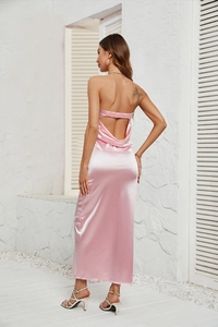 Dettaglio del design schiena scoperta di un abito in raso rosa con scollo all'americana