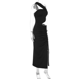 Détail du tissu froncé et de la découpe à la taille de cette robe noire asymétrique