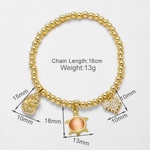 Detail eines Perlenarmbands in Gold mit Muschel-, Schildkröten- und Herzanhänger, 16cm lang