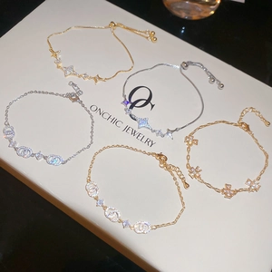 Makroaufnahme von Sternanhängern in Gold und Silber mit Mikro-Pavé-Zirkonia-Kristallen