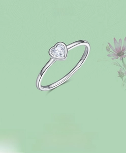 Macro shot of S925 sterling silver ring featuring a heart-shaped zircon in bezel setting