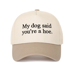 Détail de la broderie My Dog Said You're a Hoe sur une casquette bicolore en coton