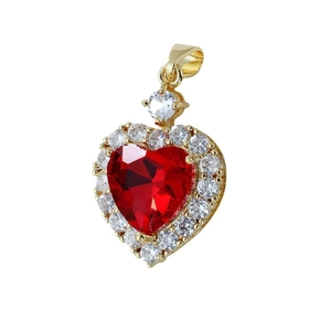 Pendentif cœur en or avec pierre précieuse rouge facettée et zircons sur fond blanc