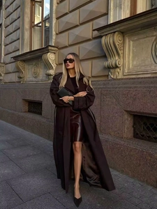 Détail du trench-coat long marron foncé style britannique avec col à revers et ceinture