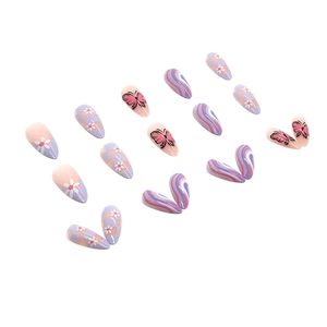 Faux ongles violets avec motifs de papillons, damiers et décorations florales mignonnes