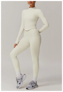 Détail du legging de yoga à taille haute avec poches et veste de sport zippée ajustée