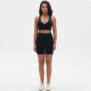 Dettaglio del set yoga nero senza cuciture con reggiseno a V e pantaloncini da ciclista