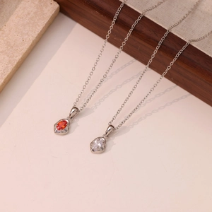 Collier élégant en acier titane avec pendentifs en pierres rouges et blanches sur chaîne argent