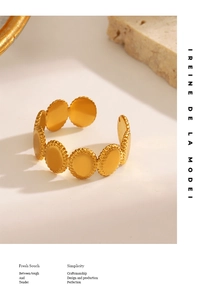 Detail of 18K gold plated stainless steel ring with oval link design on stone